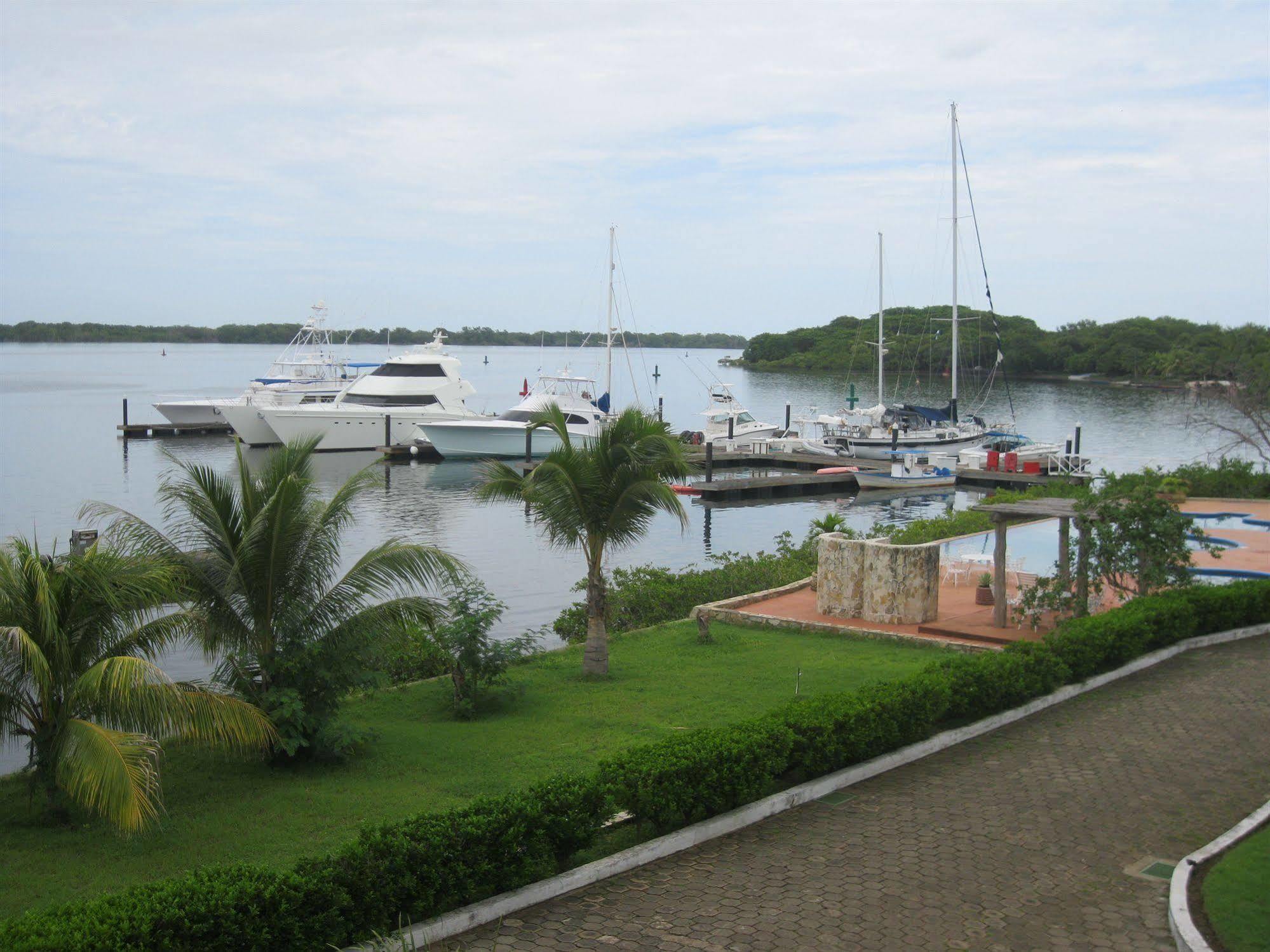 Marina Puesta Del Sol Hotel Aposentillo Exterior photo
